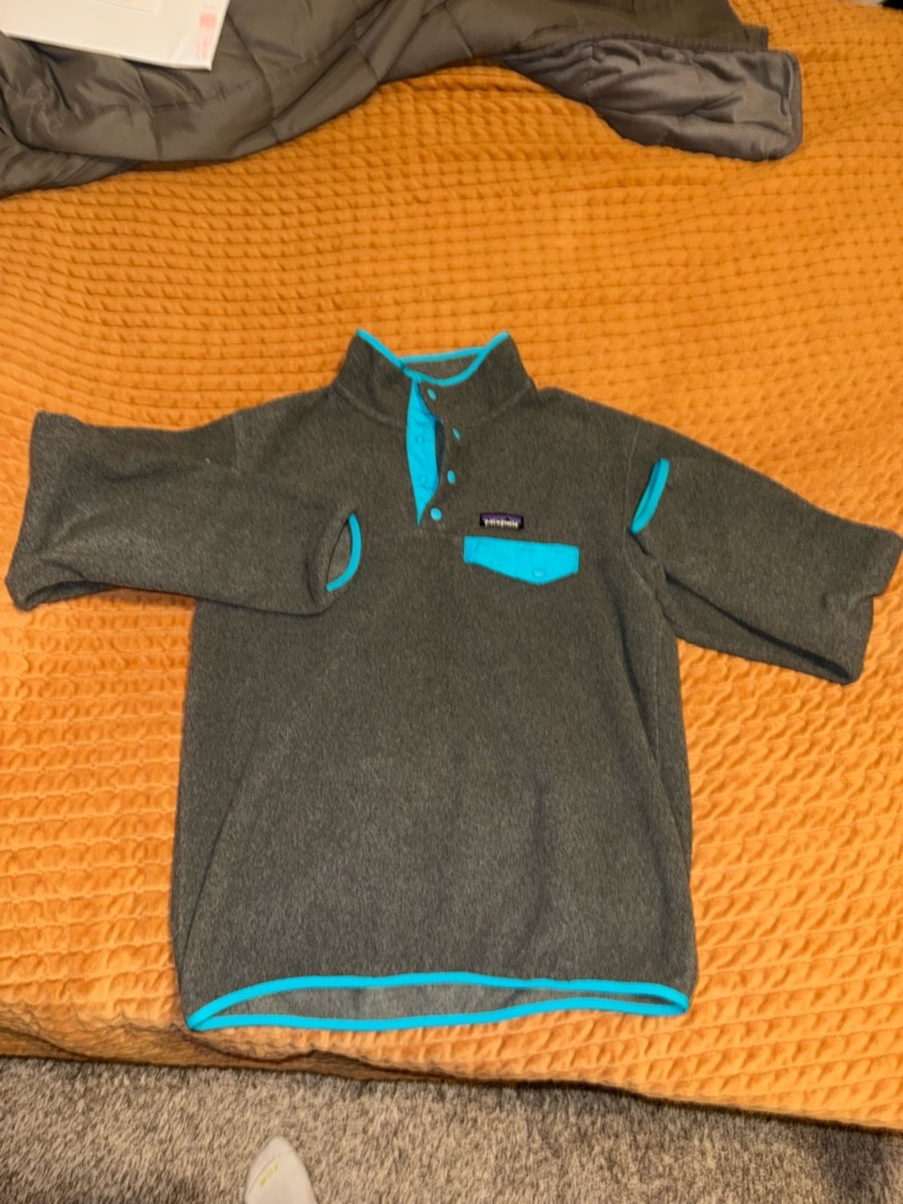 Patagonia womens Charcoal Fleece Pullover with Turquoise Trim